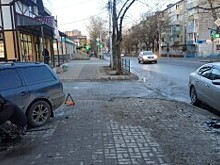 В Калуге Volkswagen от удара вылетел на тротуар и сбил двух маленьких детей