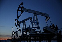 Нефть продолжила дешеветь из-за США