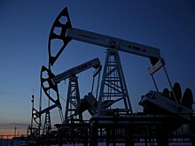 Нефть продолжила дешеветь из-за США