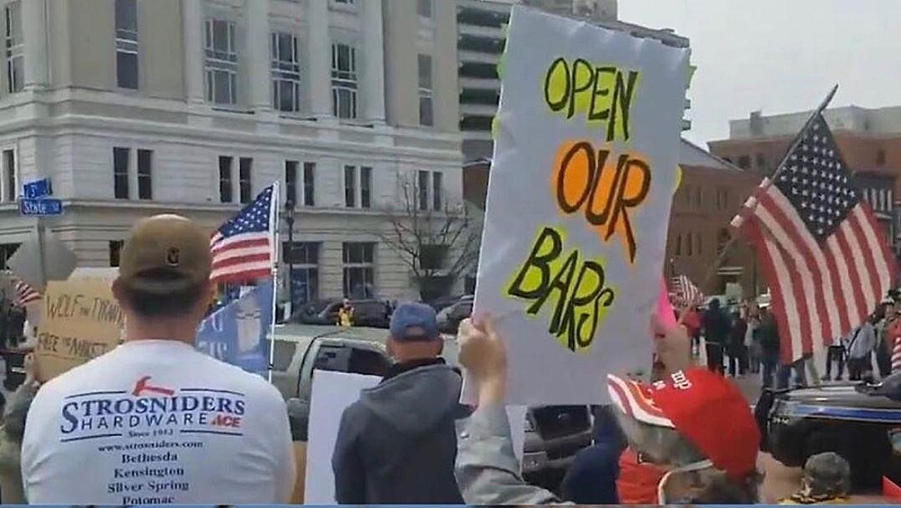 Жизненная необходимость вылилась на плакат с надписью "Откройте наши бары".