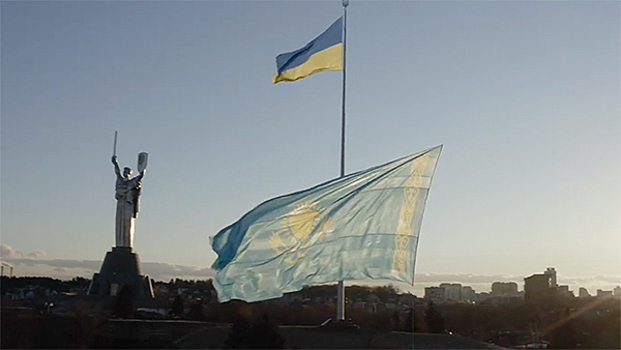 В Киеве в небо подняли флаг Казахстана