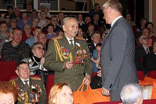 Ветеранам ВОВ вручили медали в Доме офицеров ЦВО