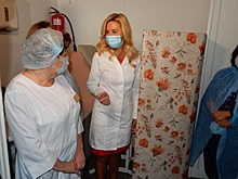 Министр здравоохранения Ирина Солдатова и федеральный модератор площадки «Демография» ОНФ Татьяна ...