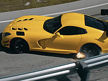 Видео: очень быстрая езда и дрифт по городу на Dodge Viper