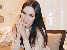 «Детский» розовый цвет и рукава-фонарики: Костенко в платье за 890 рублей подверглась критике в сети