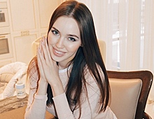 «Детский» розовый цвет и рукава-фонарики: Костенко в платье за 890 рублей подверглась критике в сети