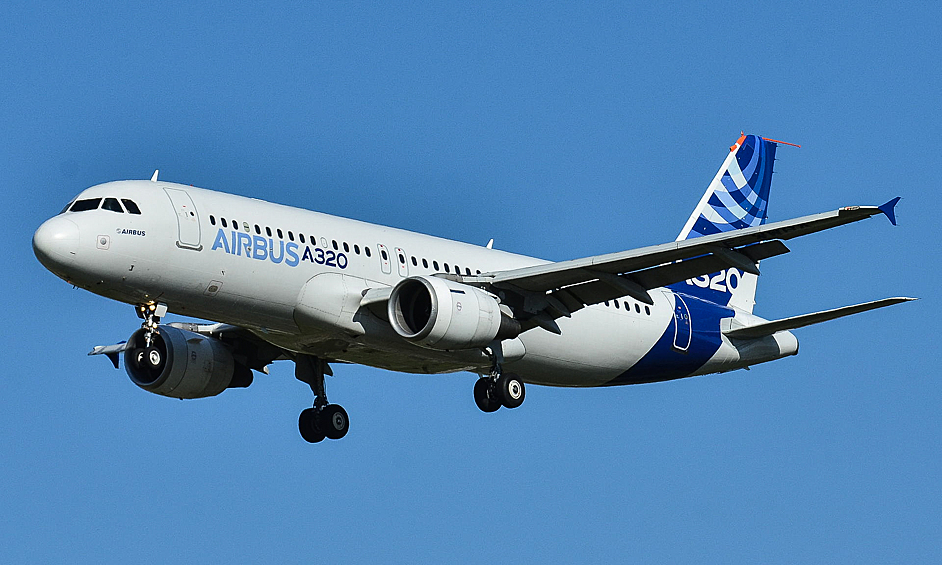 Airbus A320 и A321. Первый полет — 22 февраля 1987 года. Первый пассажирский самолет, на котором применили электродистанционную систему управления