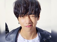 Депрессия заставила. Закрылся в гримерке и плакал: Тэхен покрасил волосы в ярко-синий