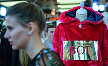 Кириллица покорила мир моды: почему иностранцы носят одежду с русскими слоганами