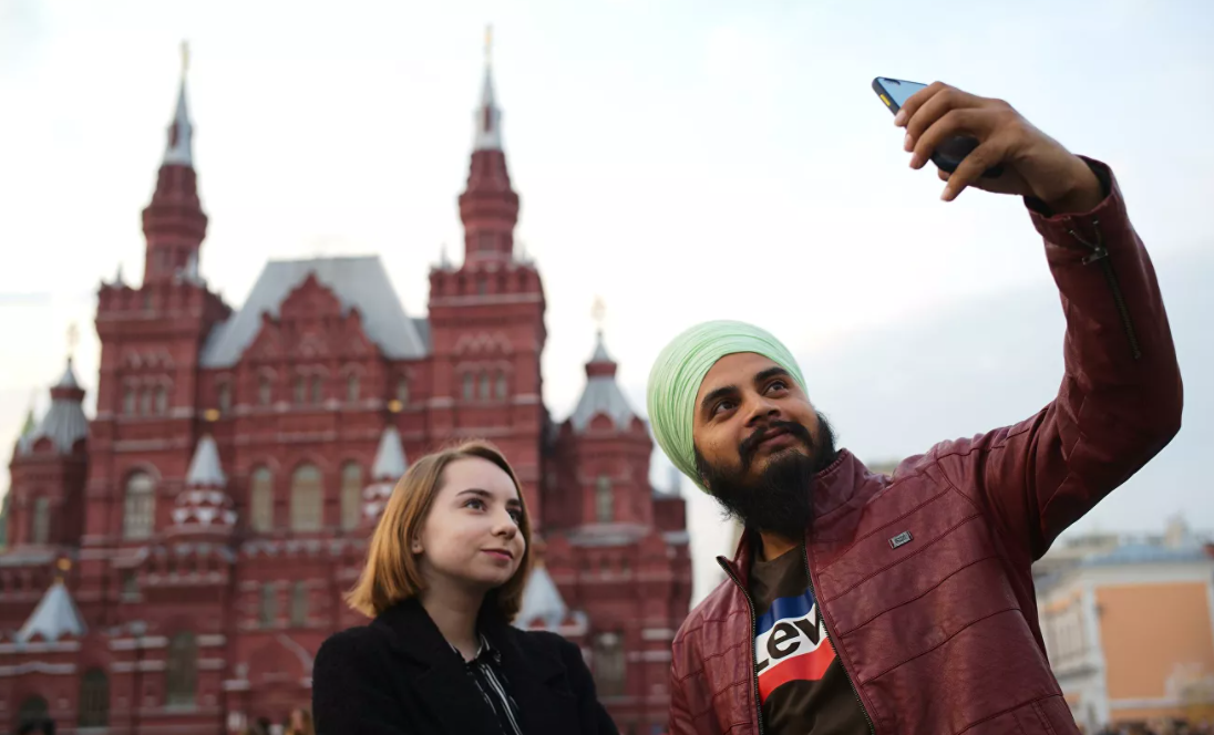Иностранные туристы в Москве. Туристы в Москве. Туристы на красной площади. Иностранцы на красной площади.