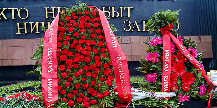 Память героев Сталинградской битвы почтили в парке Победы в Душанбе