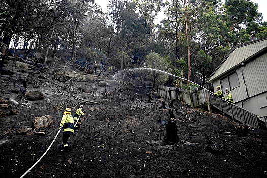 Один человек погиб и десятки домов сожжены в результате пожаров в Австралии