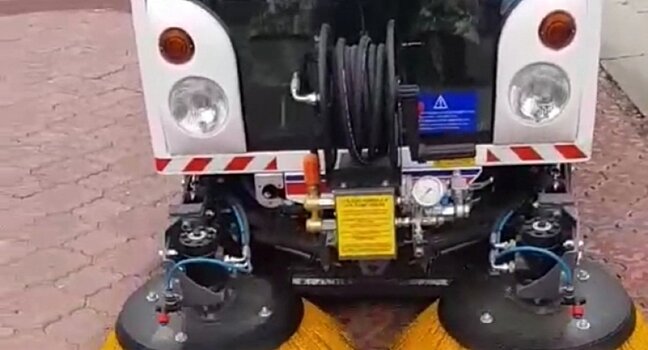 Автомобиль-пылесос заменил дворников в городском парке Магадана