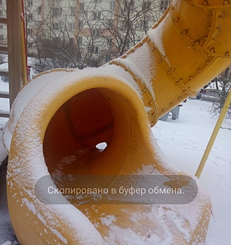 Детские площадки во дворах Петербурга становятся небезопасными из-за недосмотра Смольного