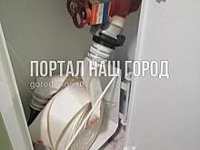 Пожарный шкаф доукомплектовали рукавами в доме на Рождественской