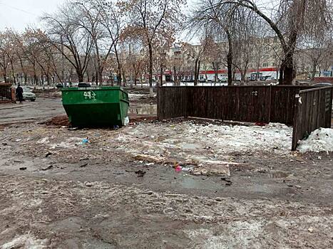 Жители Оренбурга пожаловались на гору мусора и «траншеи» на пр. Дзержинского