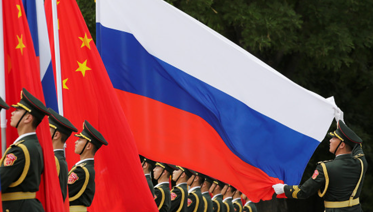 «Россия, мы с тобой»: над китайским городом появилась надпись на русском