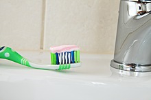 Стоматолог назвала вредные компоненты зубных паст