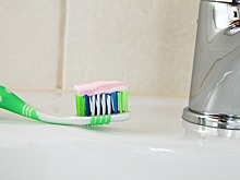 Стоматолог назвала вредные компоненты зубных паст
