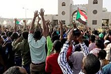 Военный совет Судана отправил в отставку главу минобороны страны