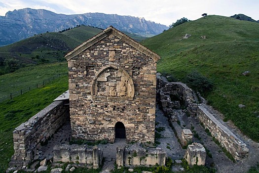 Стены древнего храма Тхаба-Ерды укрепят временными конструкциями