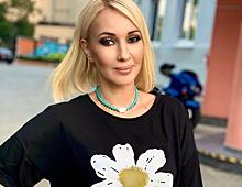 «С корабля на бал»: Кудрявцева покрасовалась перед камерой в двухцветном комбинированном жакете-рубахе