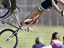 Порезала руку сыром, испугался кузнечика и порвал мениск: в твиттере обсуждают самые нелепые травмы