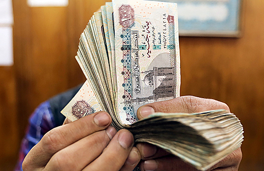 Египетский фунт рухнул до исторического минимума к доллару