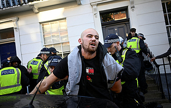 В Лондоне полиция применила дубинки против ультраправых активистов у военного мемориала