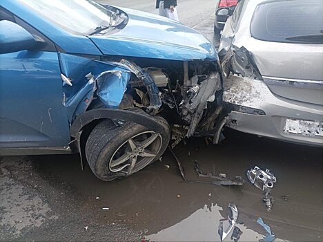 В столкновении трех иномарок в Энгельсе пострадала автоледи на «Опеле»