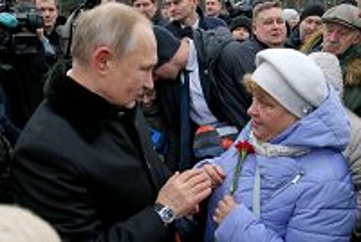 Путин осмотрел экспозицию панорамы "Память говорит. Дорога через войну"