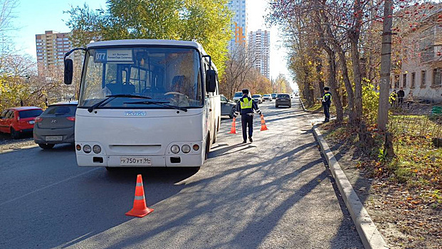 Дочка попала под колеса автобуса на глазах у мамы в Екатеринбурге