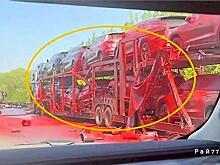 Красочное ДТП: грузовик с краской столкнулся с автовозом в Китае