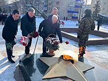 Депутаты возложили цветы к монументам в Саратове и районах области