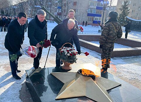 Депутаты возложили цветы к монументам в Саратове и районах области