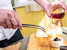 Жители ХМАО накормили москвичей ягодами с болот и специями из мха