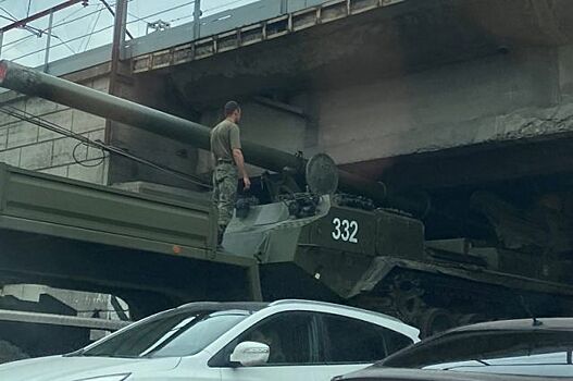 В ЦВО объяснили остановку тягача с пушкой под мостом в Новосибирске