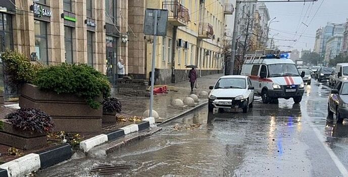 В Ростове выполняются работы по расчистке ливнеприемников