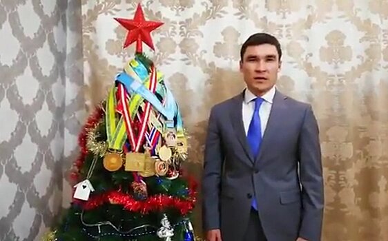 Серик Сапиев нарядил елку своими медалями
