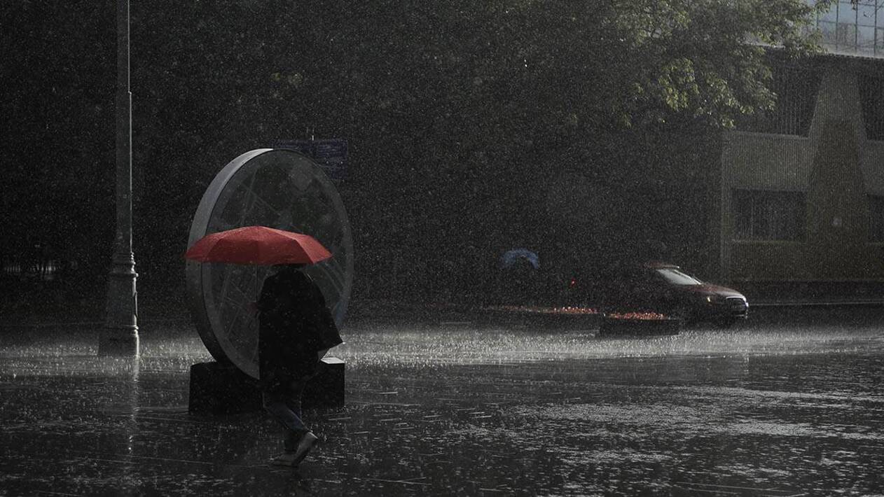 Пасмурная москва летом. Пасмурная москва. Дождь на западе москвы. Фотосессия в дождь. Дождливая москва.
