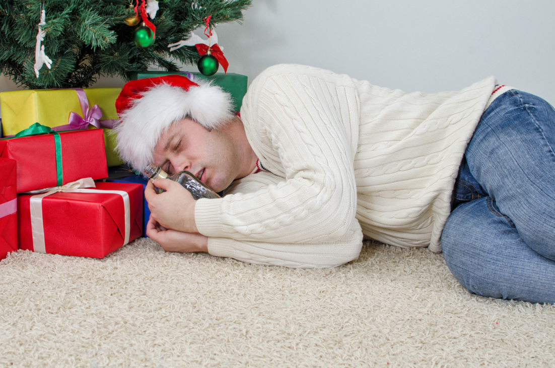 Сплю в новогоднюю ночь. Уснул под елкой. Спать в новый год. Подарок под елкой мужик.