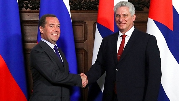 Медведев попросил президента Кубы передать особый привет Раулю Кастро