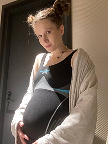 23-летняя певица Монеточка сообщила, что впервые станет мамой