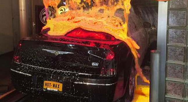 Американец, помывший свой автомобиль «раскаленной лавой», удивил пользователей Сети