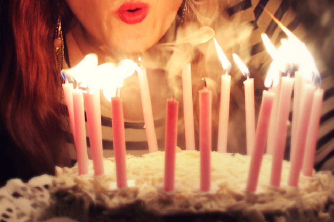 Задувает свечи. Задувание свечей на торте на день рождения. Свеча в торт "с днем рождения". Свечи для детей. Задувает свечи на торте.