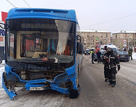 Пострадали шофер и пассажир: автобус устроил массовое ДТП в Новокузнецке