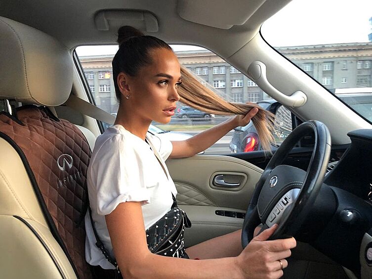 Анна очнулась в тот момент, когда поняла, что сидит у режиссера на коленках. А мужчина тем временем стал активно пытаться уложить девушку на диван. 