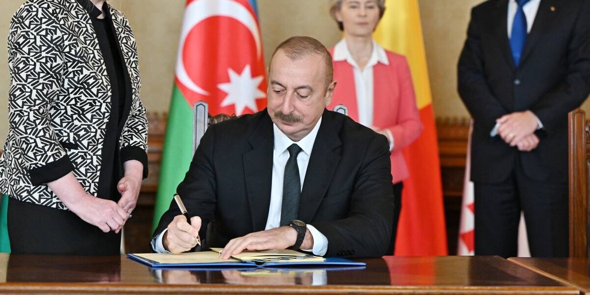 Ильхам Алиев подписал в Бухаресте соглашение о партнерстве в области «зеленой» энергии