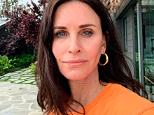 Кортни Кокс показала видео в купальнике