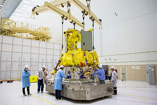 В космос за водой: Станция "Луна-25" летит на Южный полюс